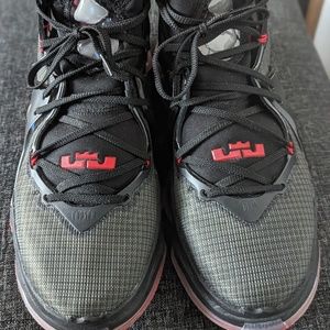 Nike LeBron XIX